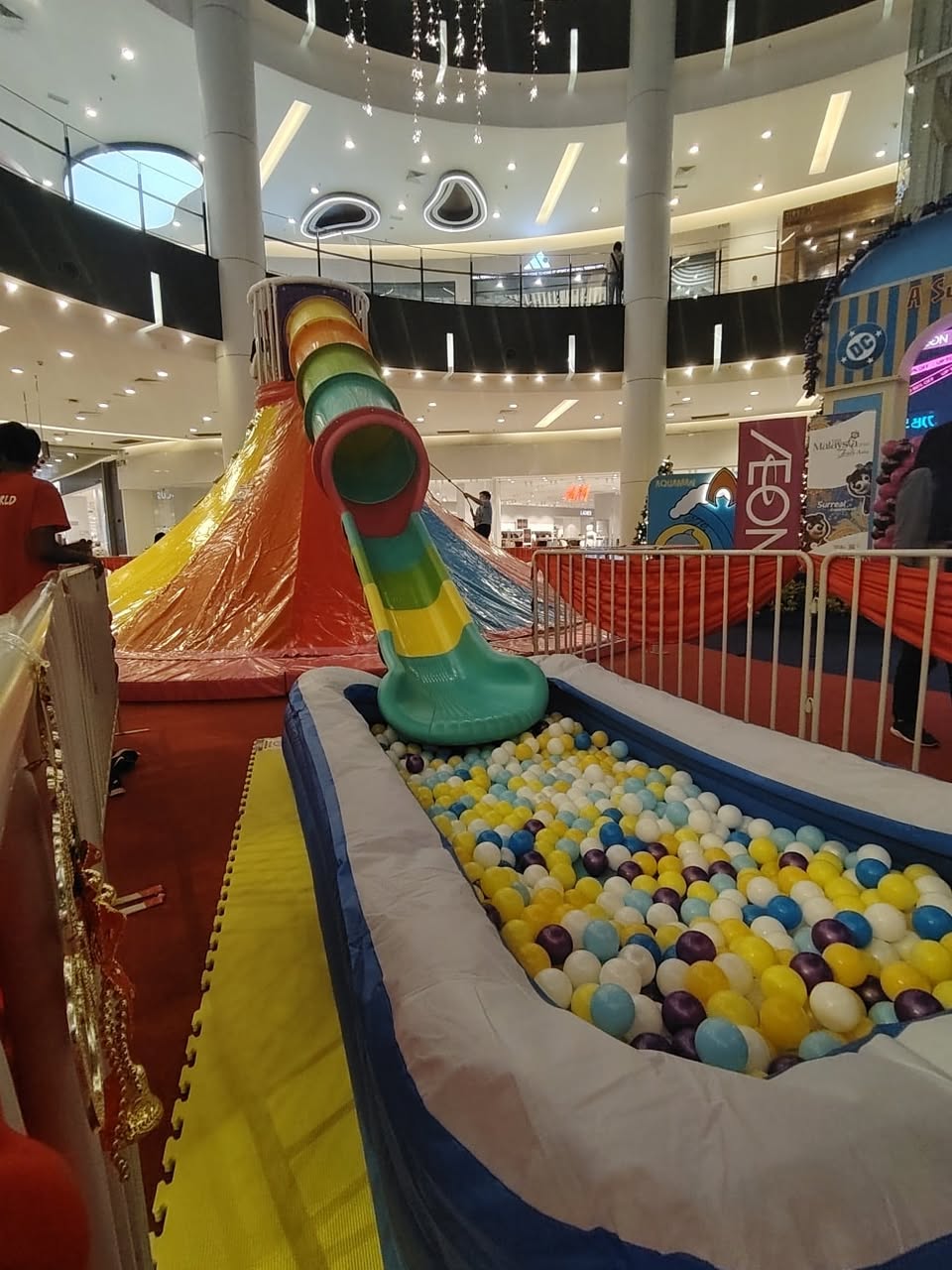 AEON MALL: DC Chibi Christmas Glow-Up!