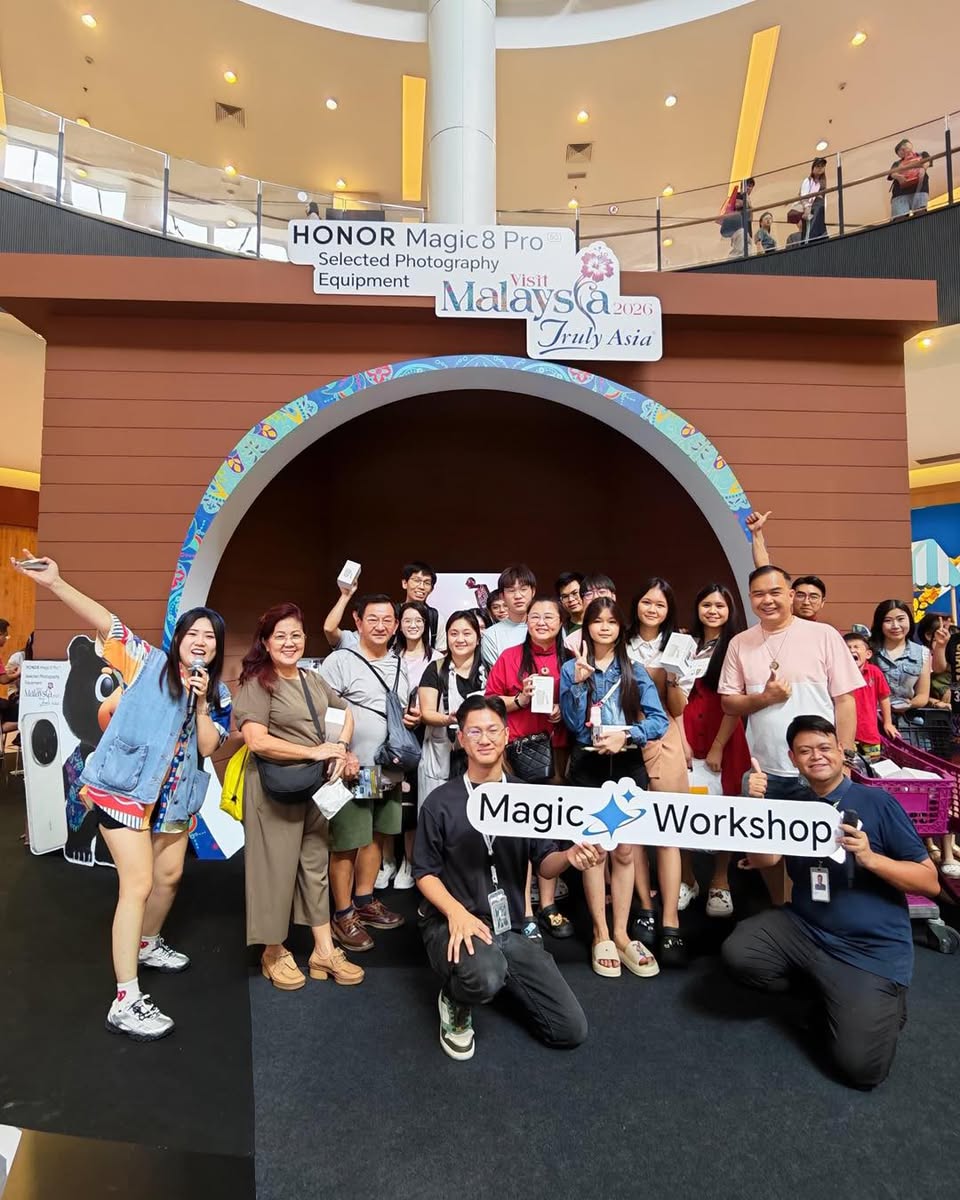 The HONOR event booth at AEON MALL Tebrau City center court