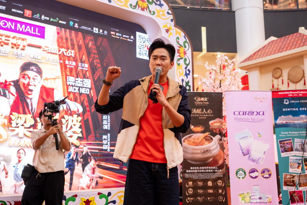 A lively moment from the Ah Beng and Liang Po Po stage appearance