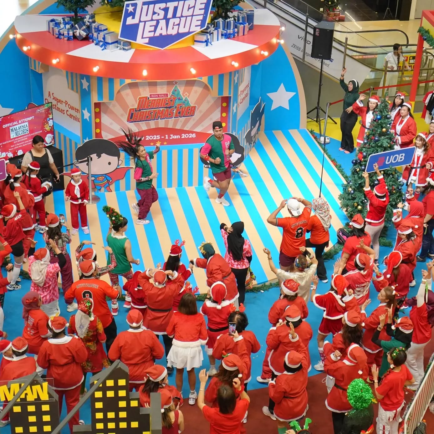 A joyous scene of hundreds of Santas at AEON MALL.