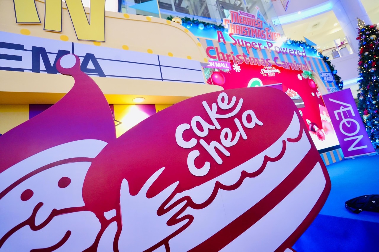 Attendees enjoying the festive Christmas picnic at AEON MALL SHAH ALAM.