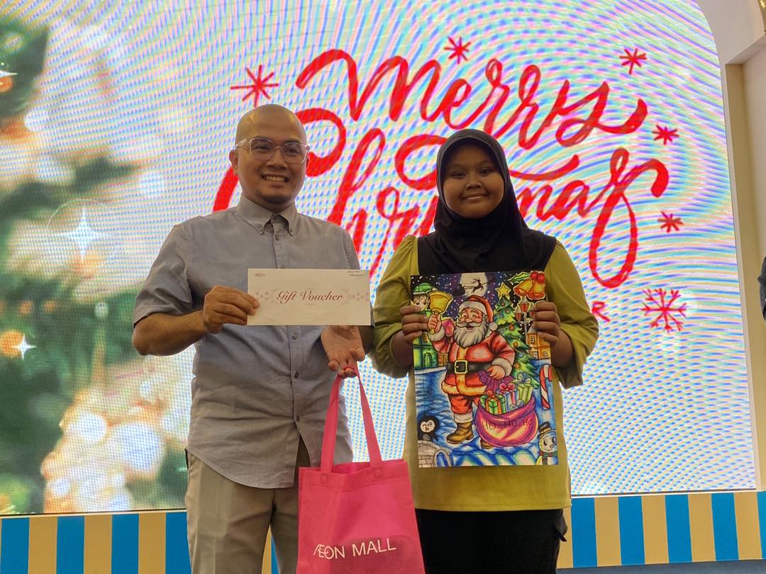 Children participating in a Christmas coloring contest at AEON MALL Tebrau City
