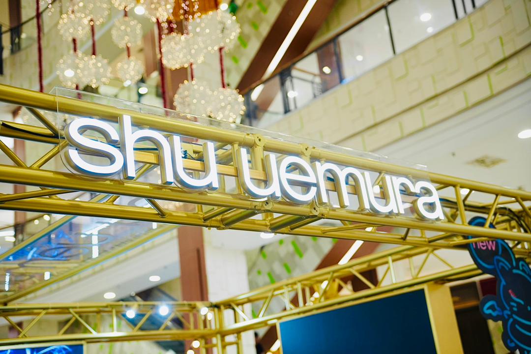 L'Oréal Luxe gift sets and beauty collections on display.