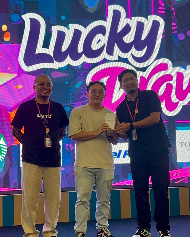 The vibrant atmosphere of the Lucky Draw event
