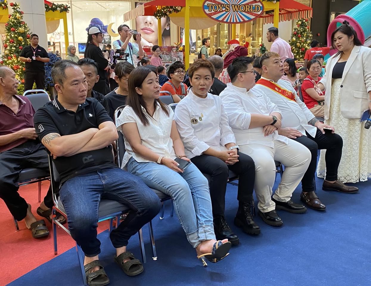 Interior view of Khunya Thai restaurant