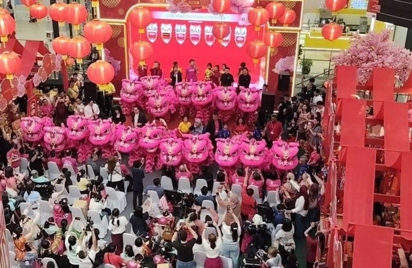 Festive decorations and community gathering at AEON MALL Bukit Tinggi