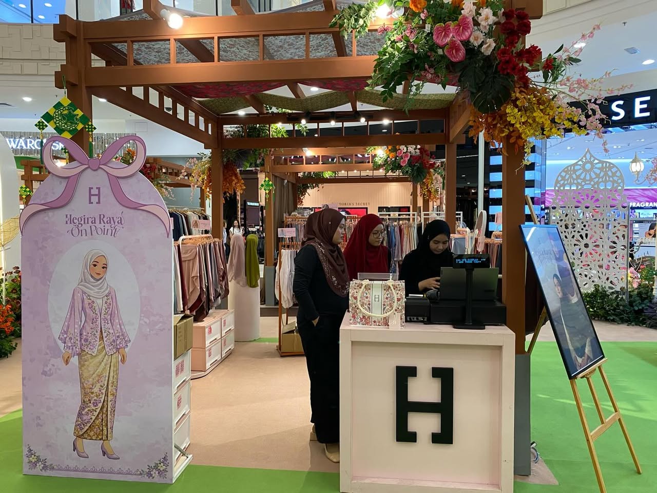 Suasana persiapan dekorasi Raya di pusat beli-belah