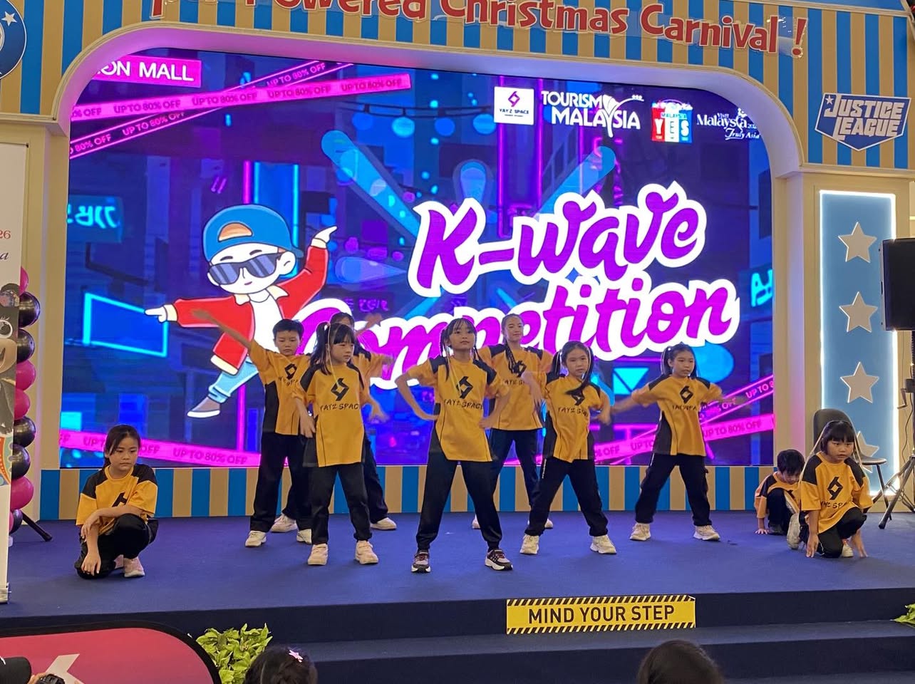 The vibrant atmosphere of the K-Wave Dance Competition