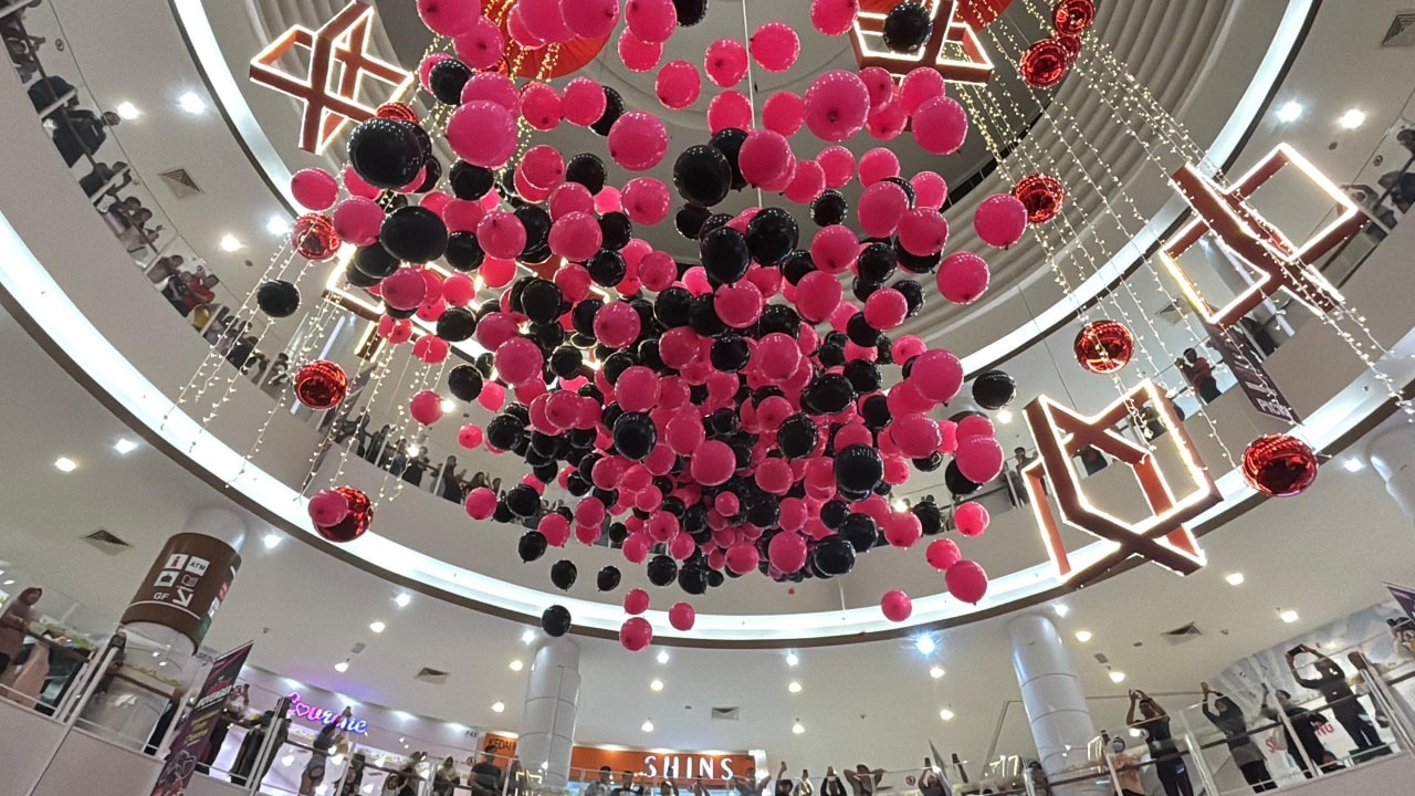 Attendees enjoying the Midnight Sale balloon drop