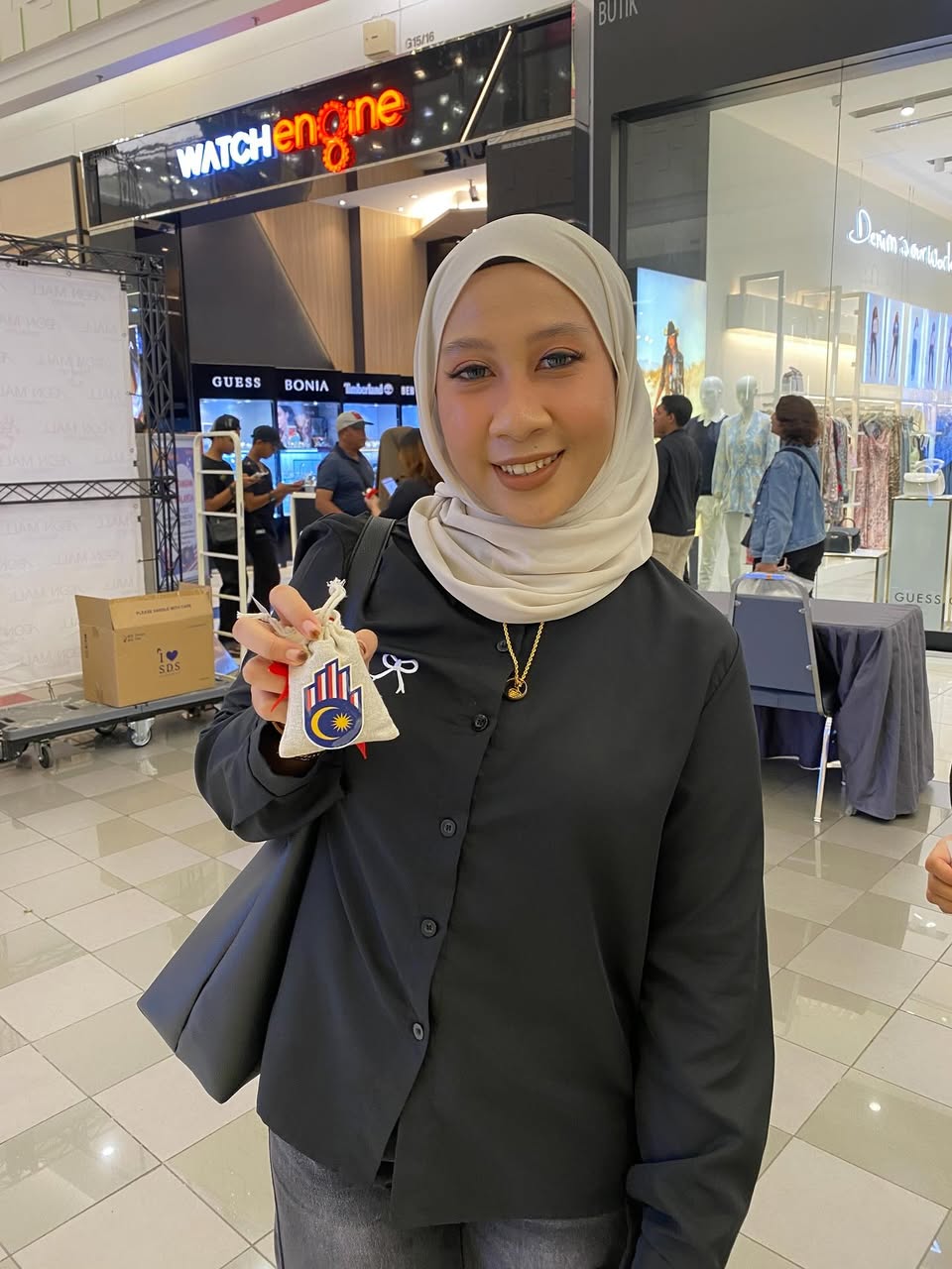 Enthusiastic participant at the AEONation Merdeka Handmade Recycle Giveaway