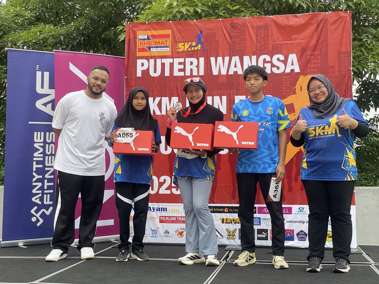 Group photo of participants and officials at the Puteri Wangsa Run for Education