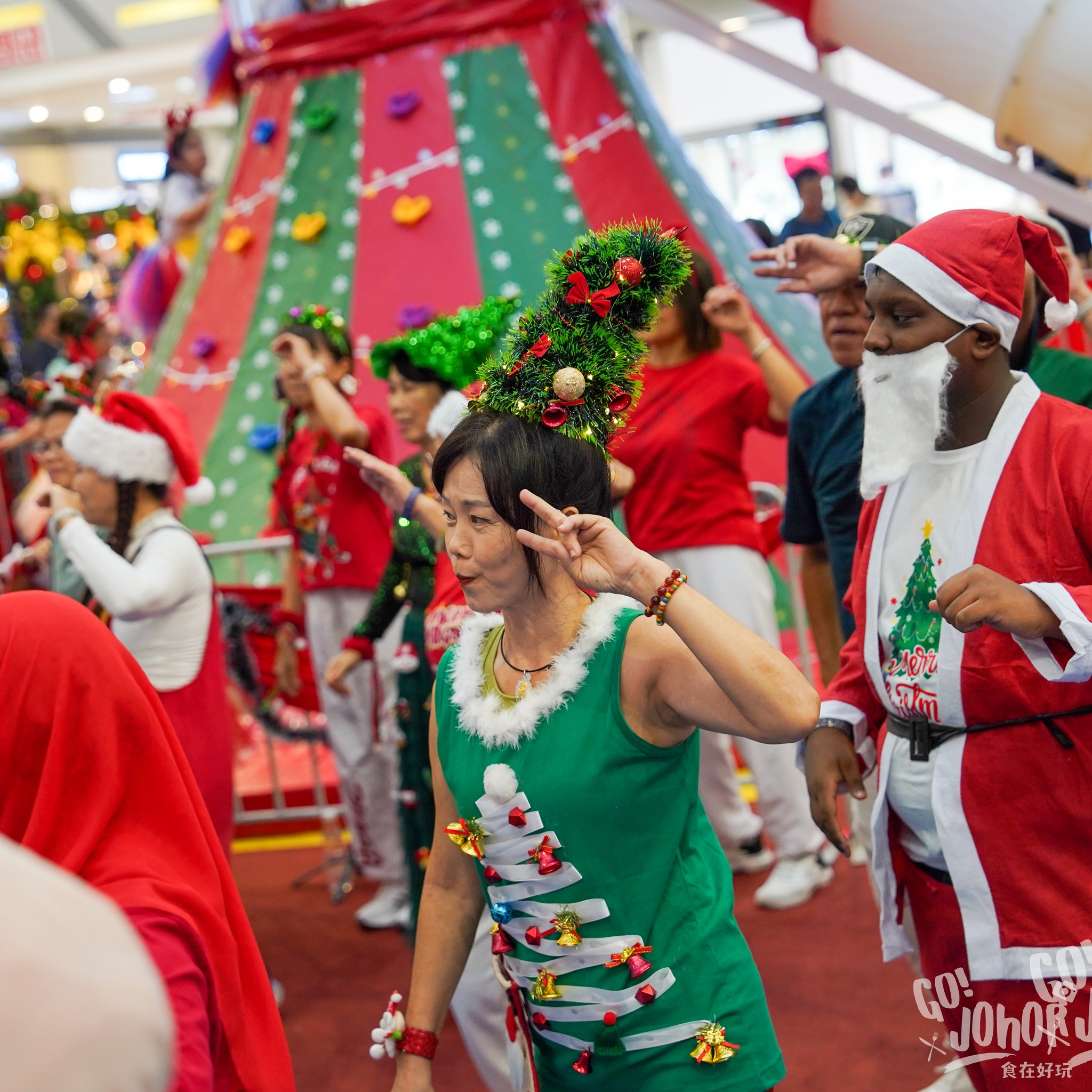 A large crowd of people dressed as Santa Claus gathered at AEON MALL Bukit Indah for a record-breaking event.