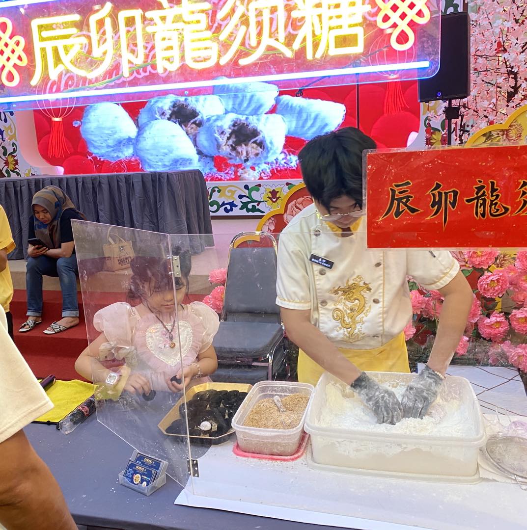 A lively crowd gathered at the Dragon Beard Candy demonstration in AEON Mall Tebrau City