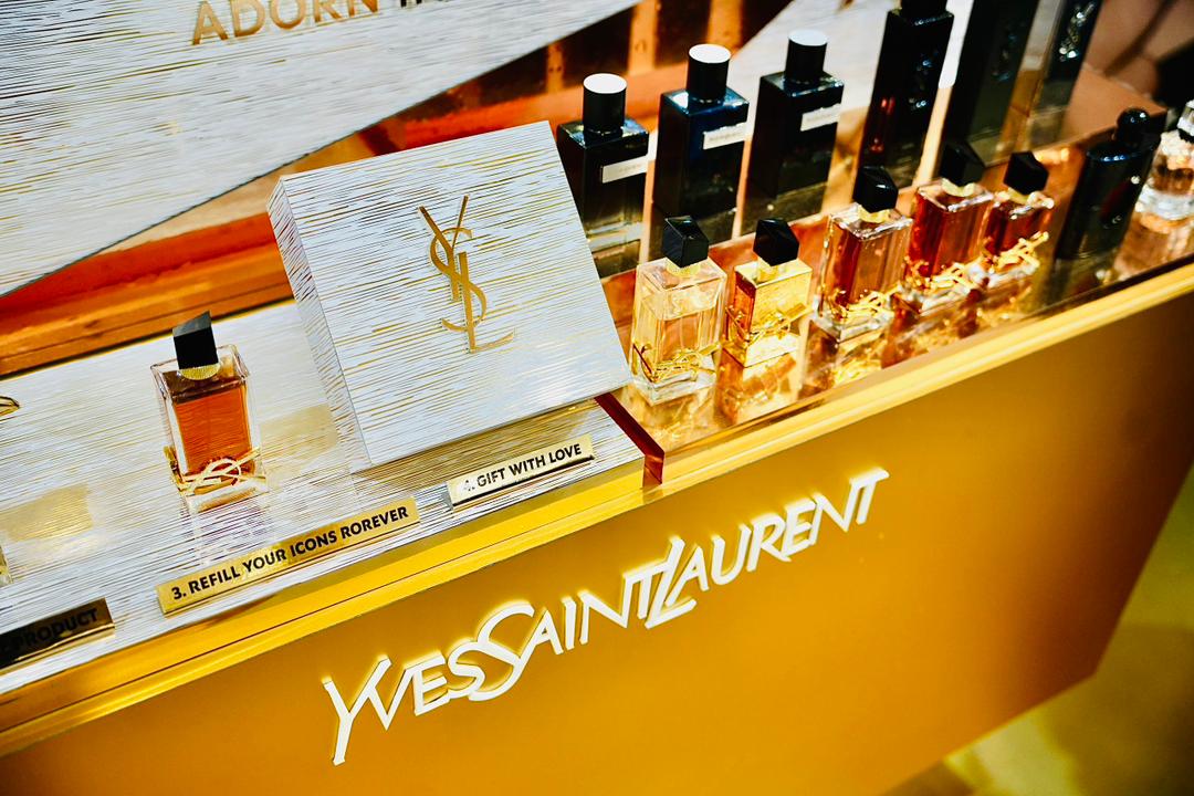 L'Oréal Luxe holiday pop-up display with golden decorations.