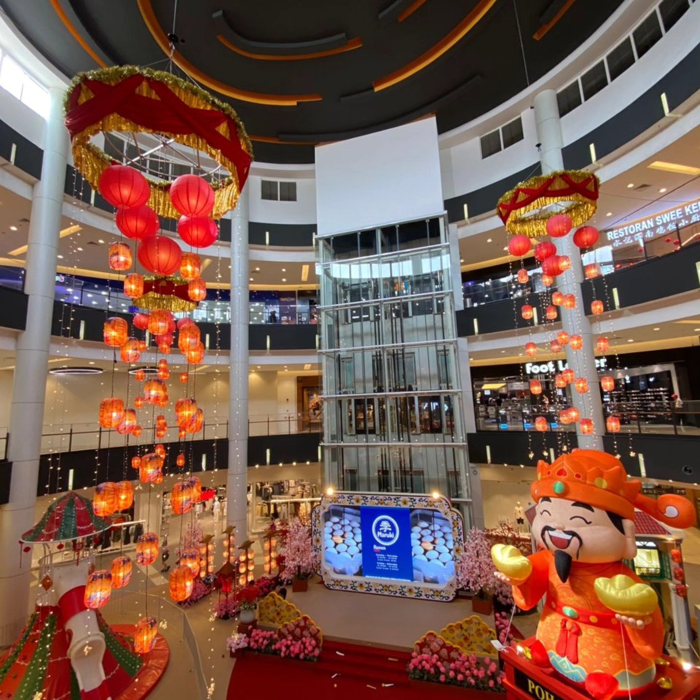 Pelanggan menikmati suasana perayaan