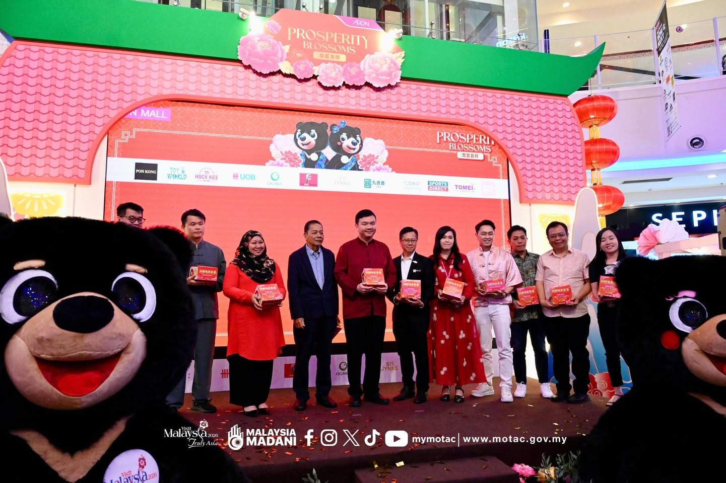 The special edition tote bag and headband for VM2026