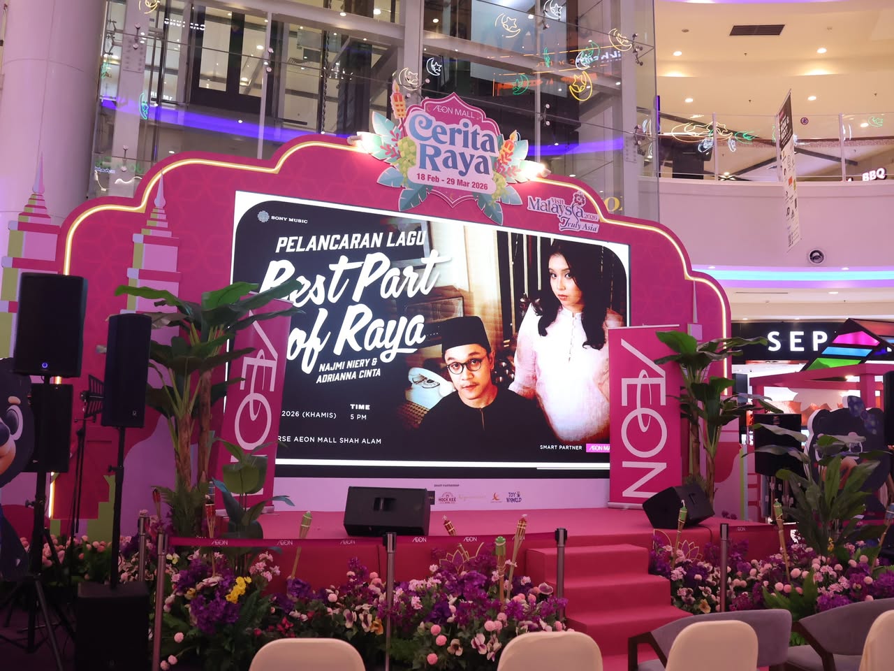 Heartwarming moments of sharing joy during the festive season