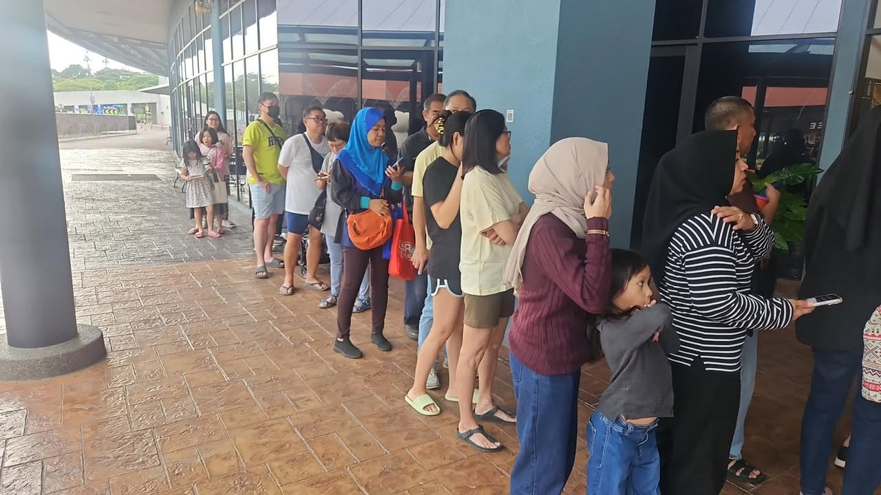 The team and guests celebrating the successful milestone at AEON MALL Bandar Dato’ Onn.