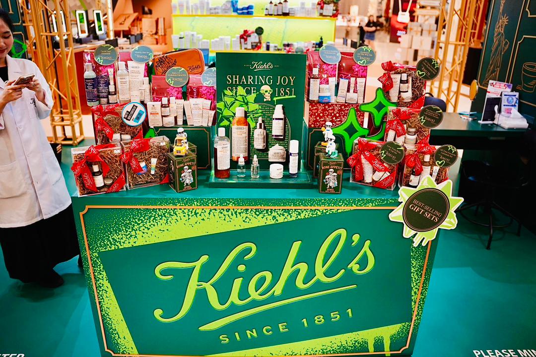 Visitors exploring the L'Oréal Luxe holiday pop-up.