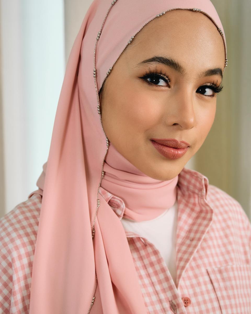 Fashionable ensemble featuring gingham and stripes from Poplook's new collection