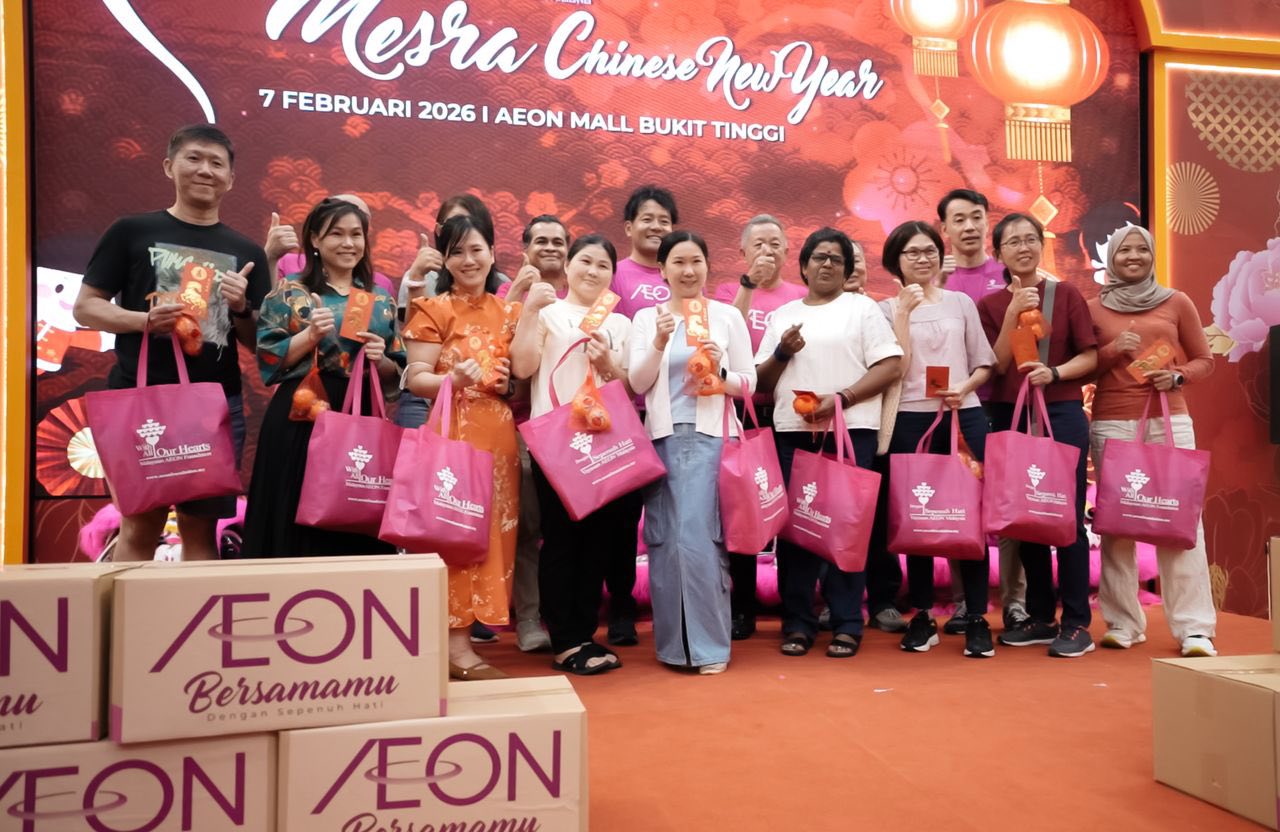 Corporate partners and AEON MALL management at the donation ceremony