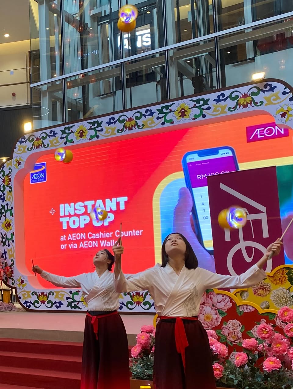 A performer demonstrating intricate Diabolo skills at AEON MALL Tebrau City