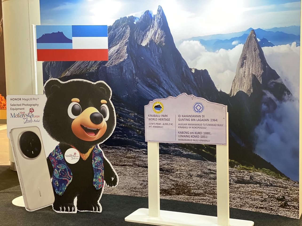 The bustling atmosphere of tech enthusiasts at the HONOR event