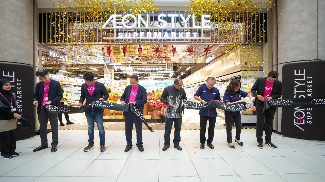Shoppers exploring the new AEON STYLE Setia Ecohill store