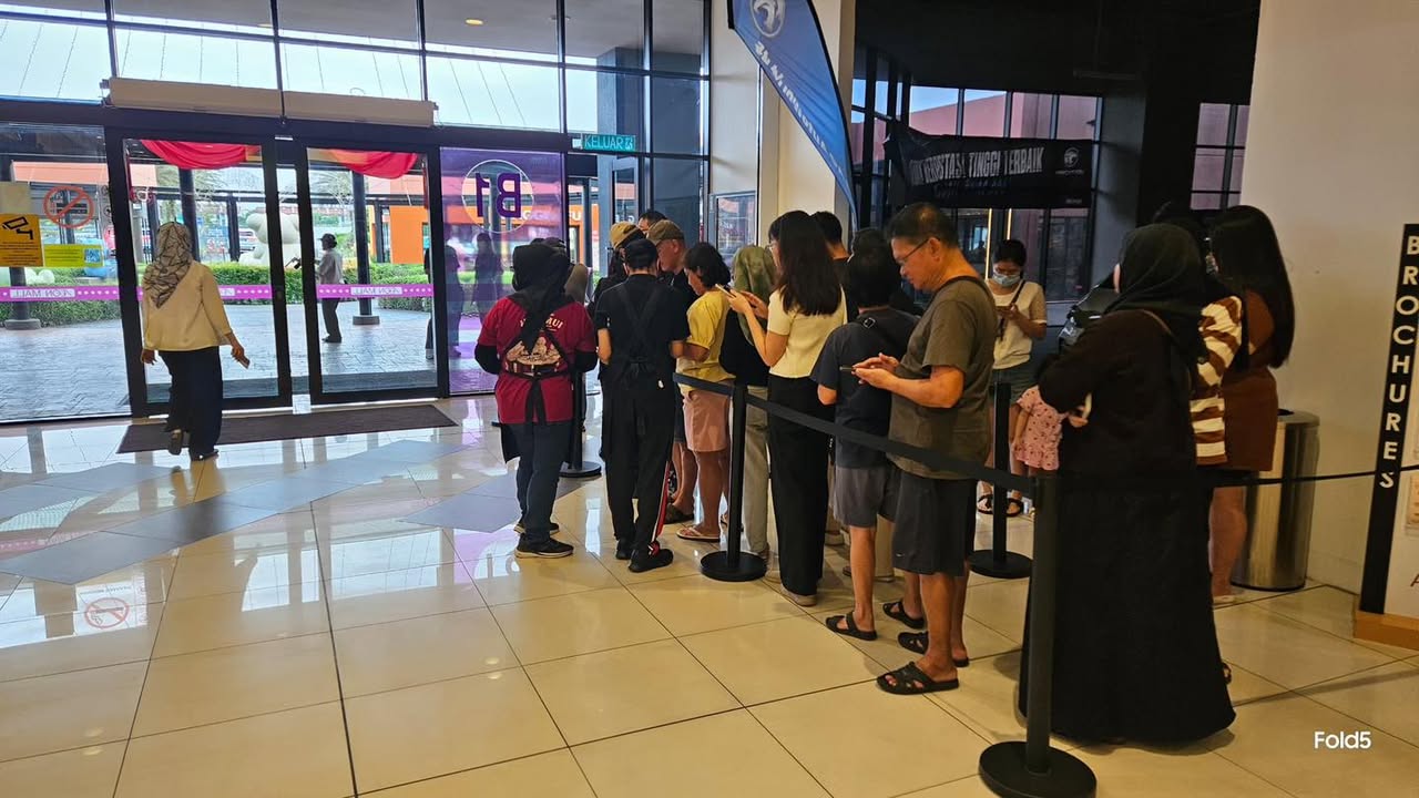 Excited visitors and shoppers gathering for the Hua Mui launch event.