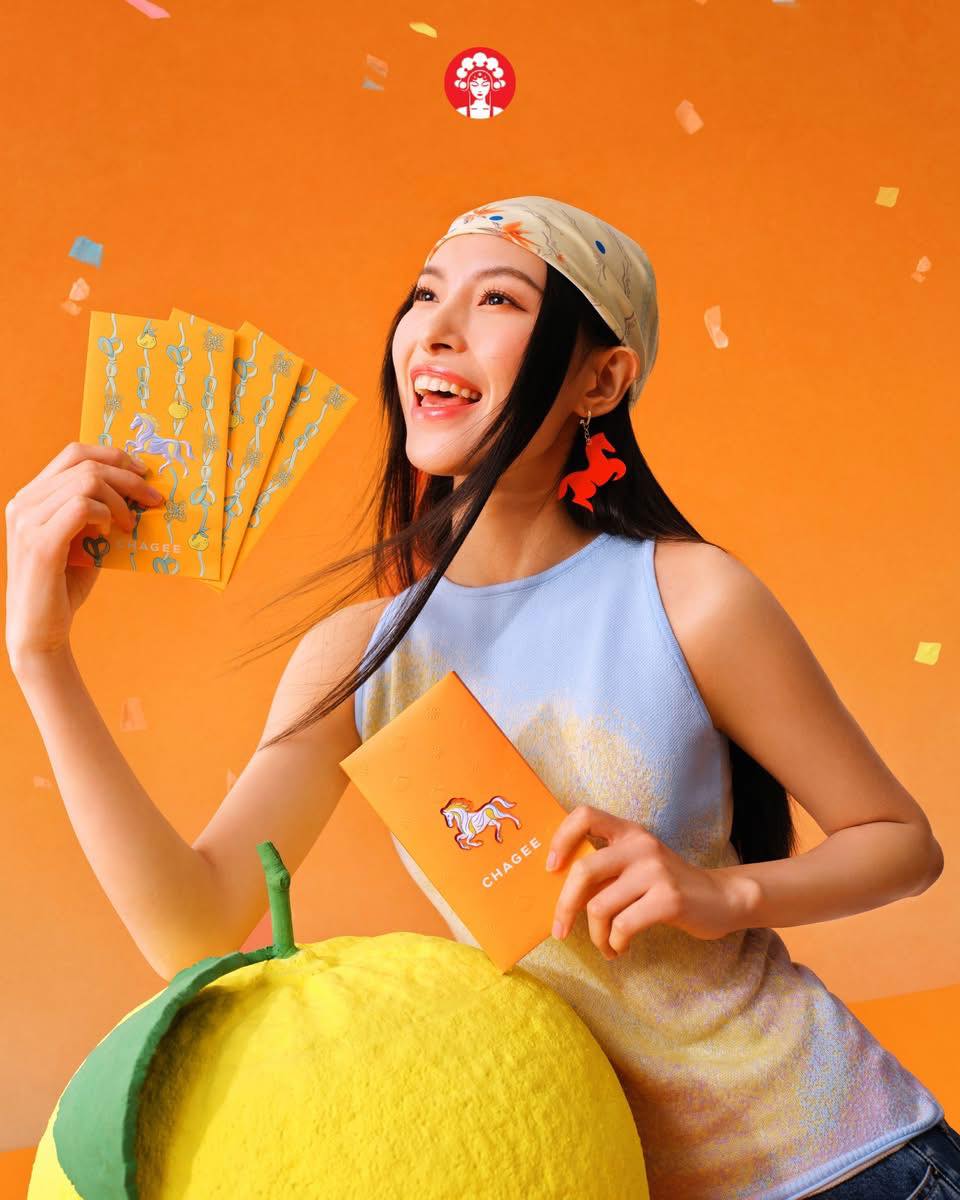 A group of CHAGEE Red Packets displayed alongside premium tea leaves.