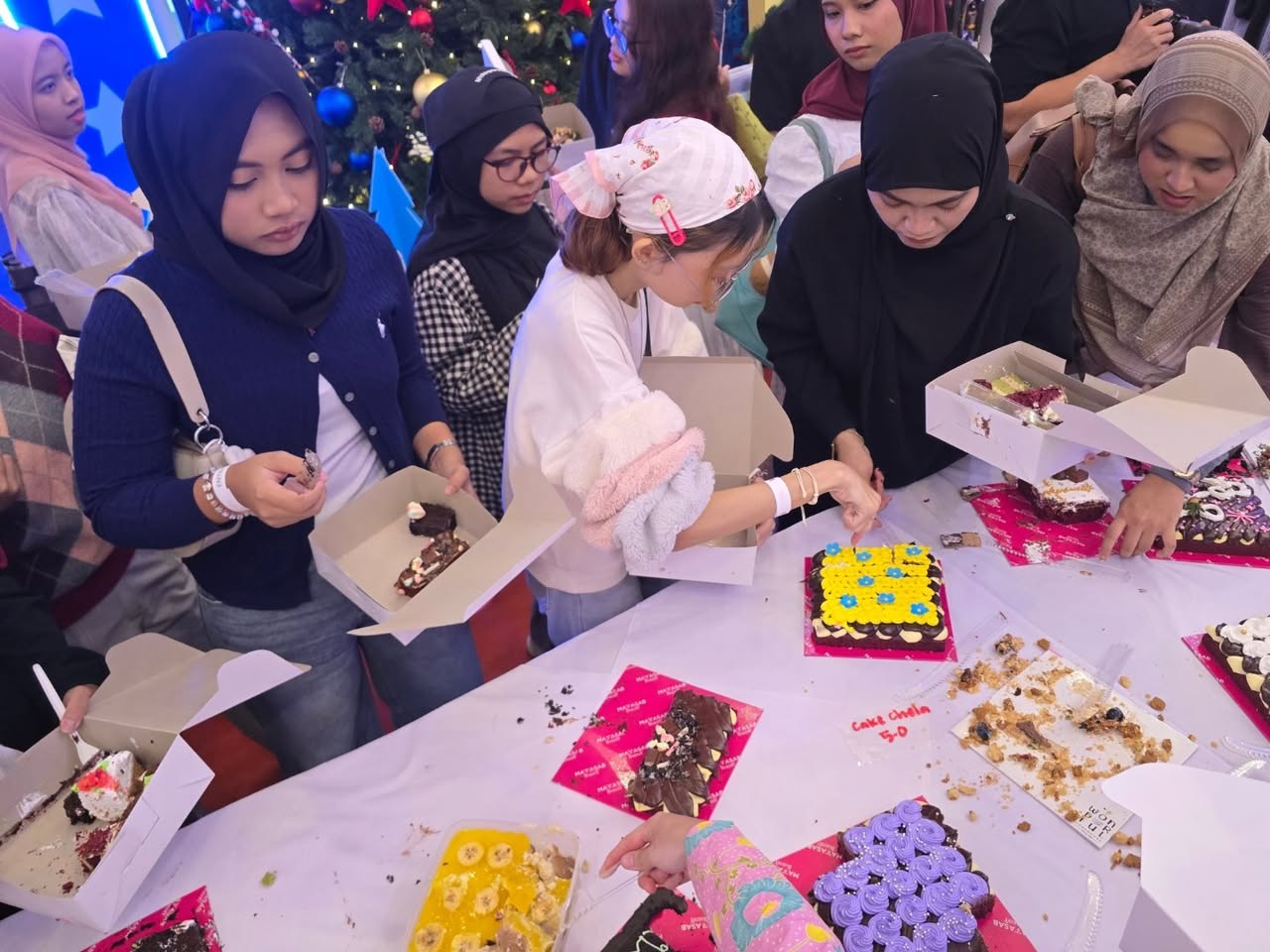 A wide shot of the Cakechela 5.0 event with many cakes on display