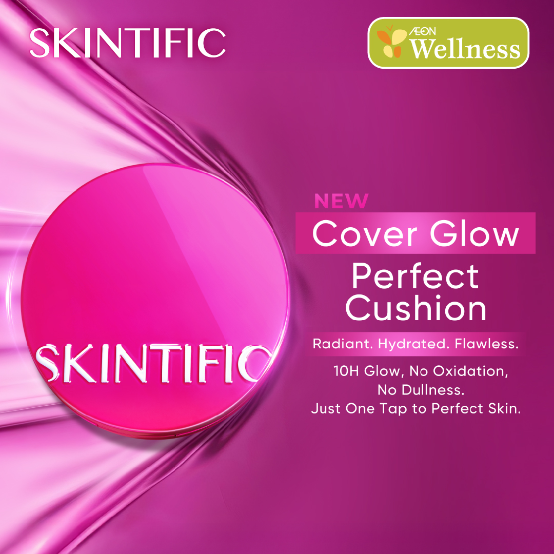 Model applying SKINTIFIC Cover Glow Perfect Cushion for a radiant finish