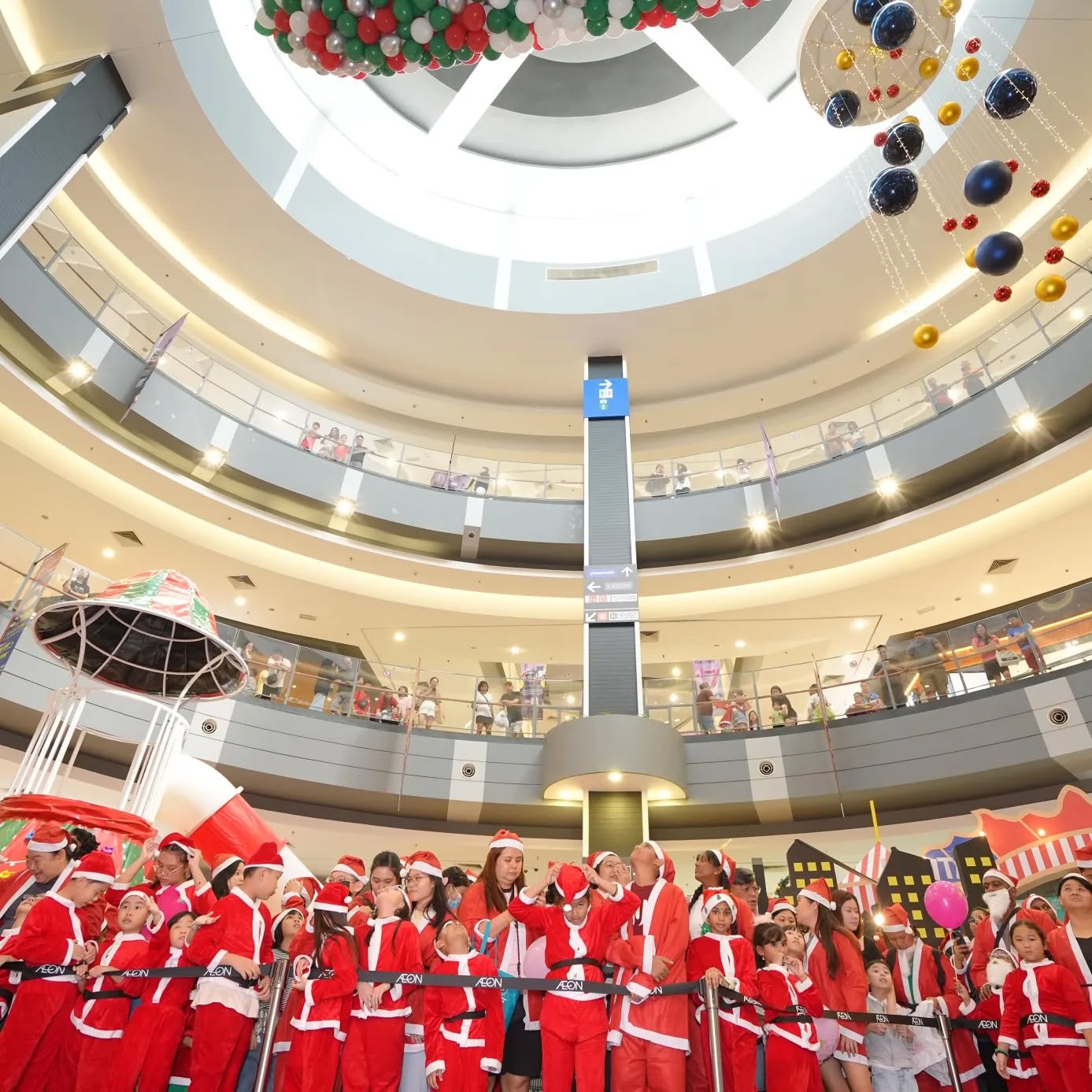 En Naseer Jaafar, AEON MALL Board of Director, officiating the Santa gathering.