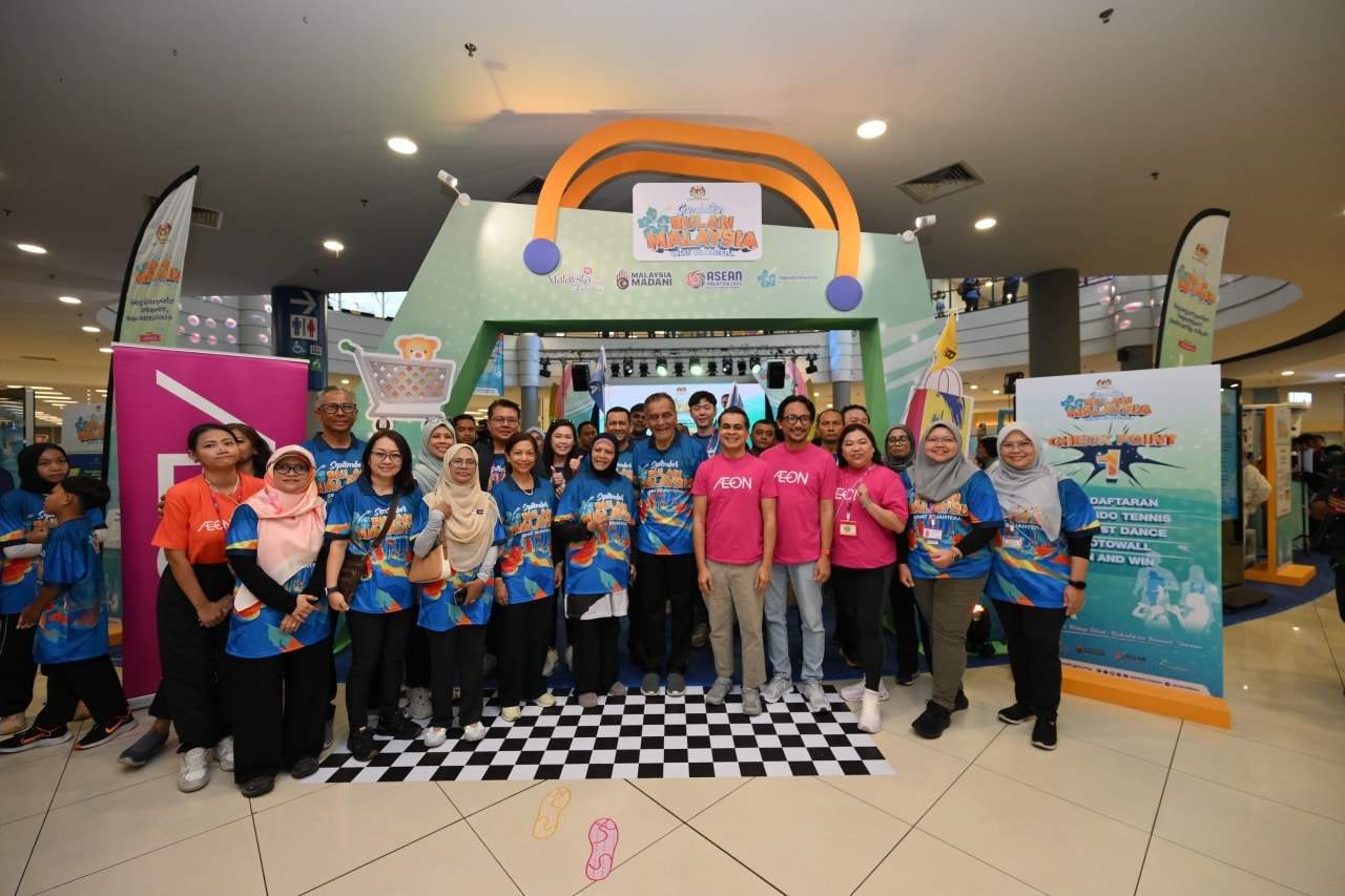En. Naser Jaafar representing AEON at the Mall Walking Campaign.