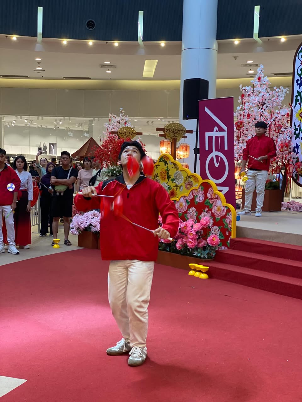 Close-up of the Diabolo spinning during the show