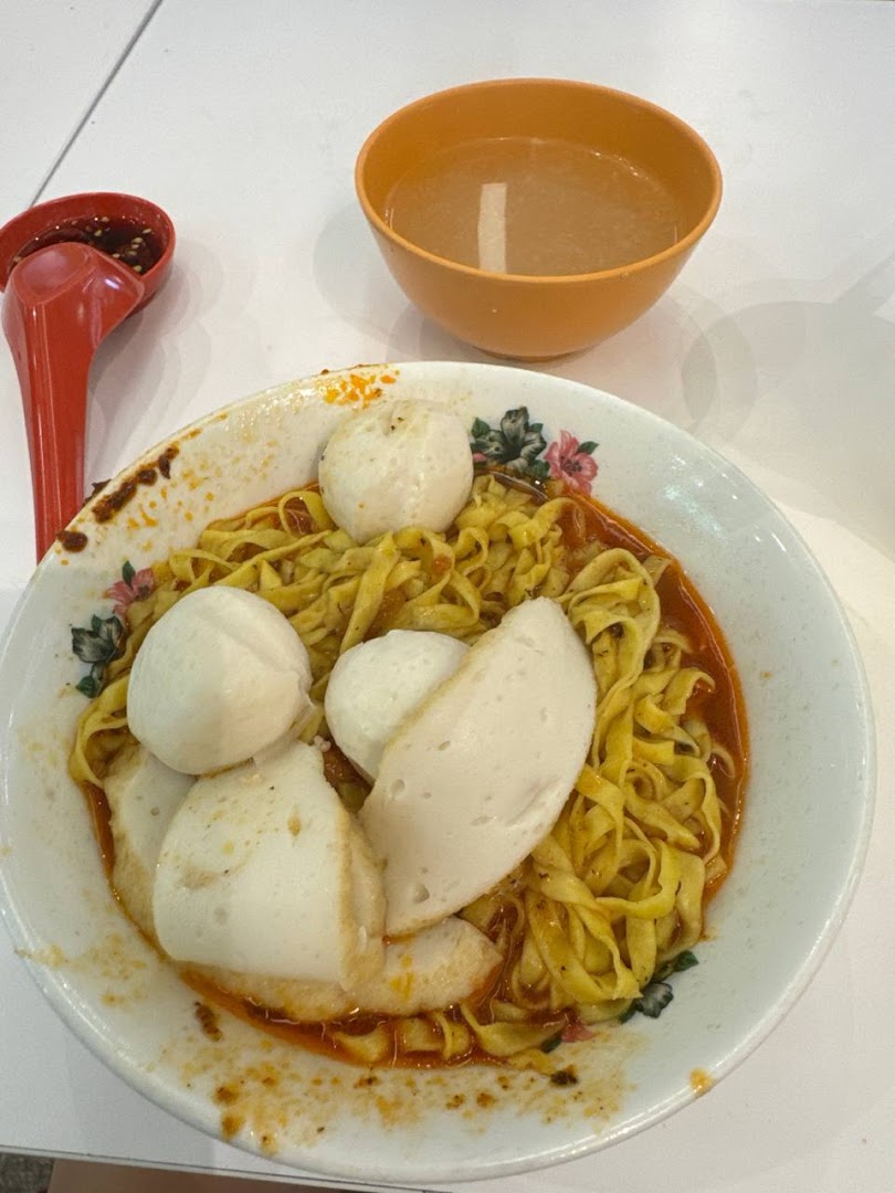 A delicious bowl of Teochew fishball noodles with fishcakes and a side of soup.