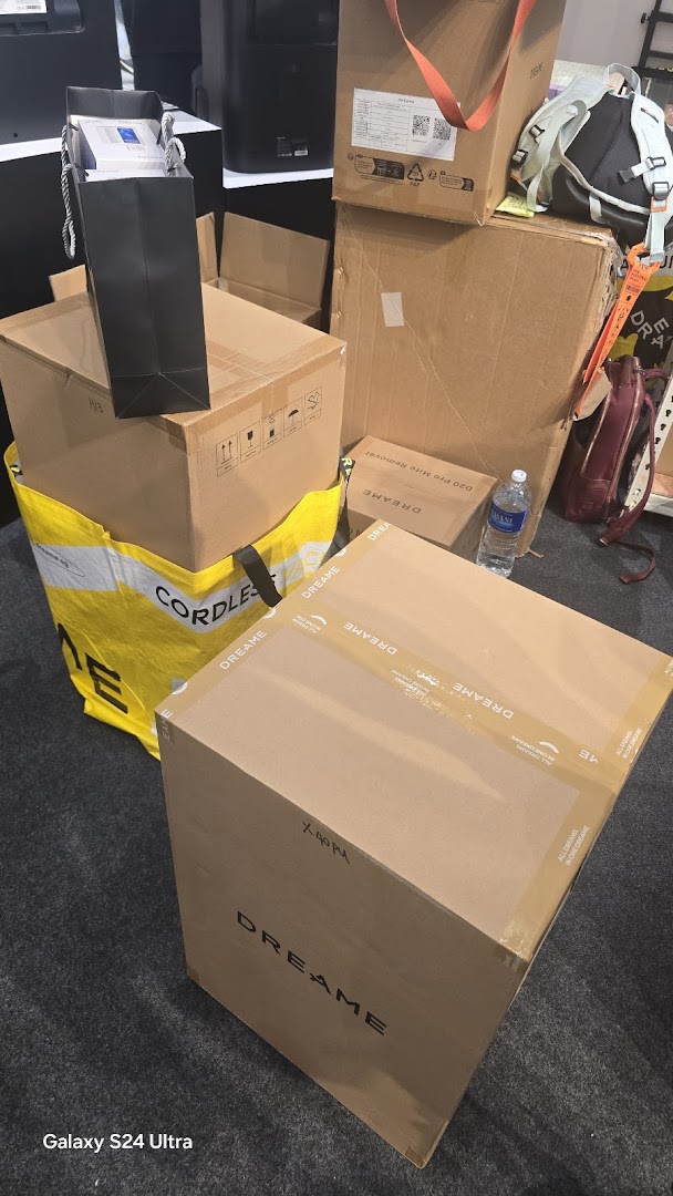 Various Dreame product boxes and packaging, including a shopping bag.
