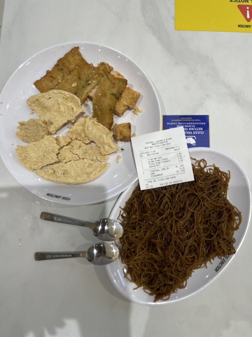 A delicious meal of Ngoh Hiang, crispy crackers, and fried bee hoon from the stall.
