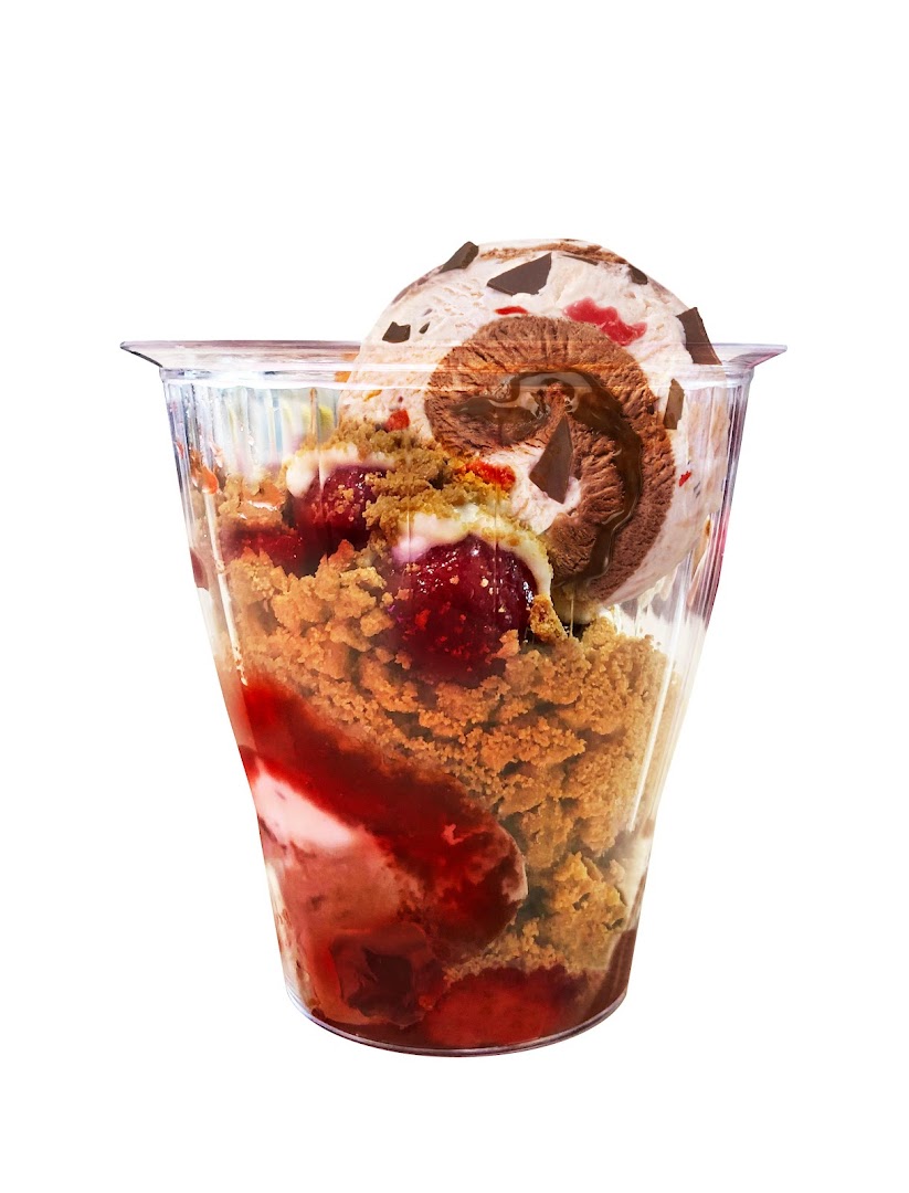 A delicious Häagen-Dazs dessert cup featuring ice cream, fruit compote, and crumble.