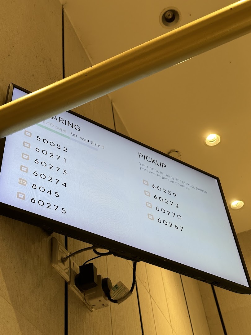 A digital screen at HEYTEA displaying order numbers for preparing and pickup.