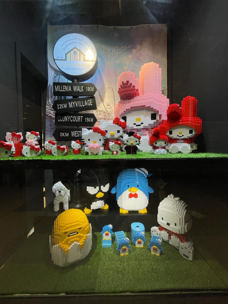 Vibrant display of block-built characters including Hello Kitty, My Melody, and Gudetama.