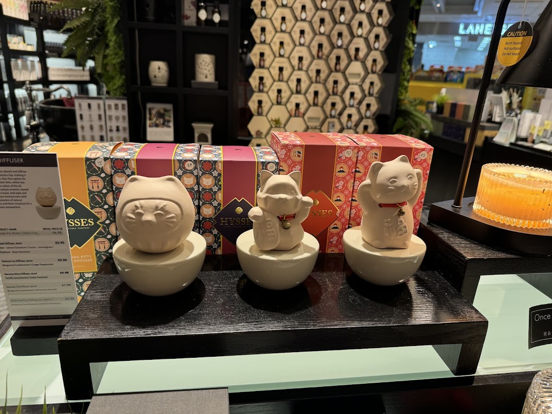 Display of charming cat-themed diffusers and home scent products at HYSSES.