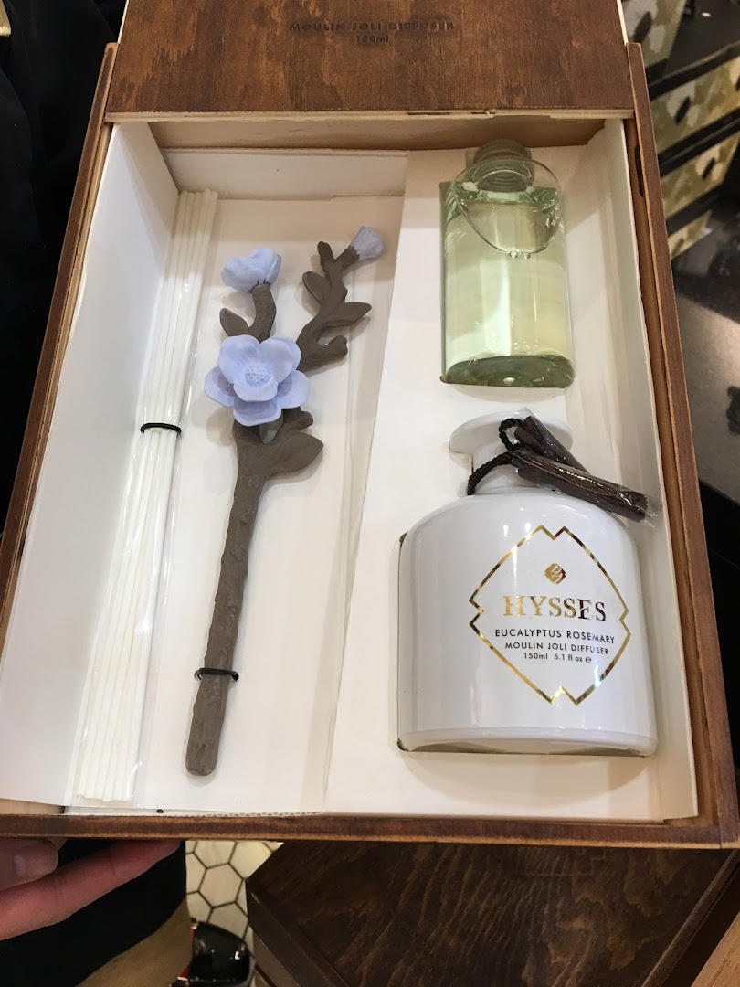 A beautifully packaged HYSSES Eucalyptus Rosemary diffuser set with decorative elements.