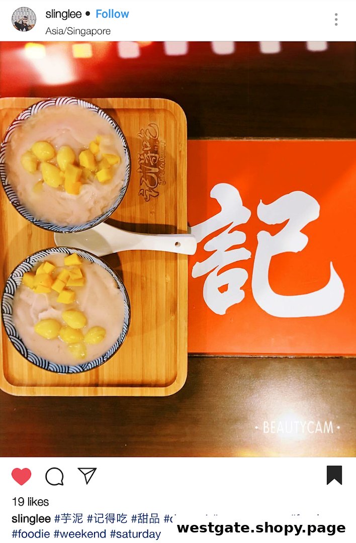 Two bowls of Ji De Chi's traditional taro and ginkgo nut dessert on a wooden tray.