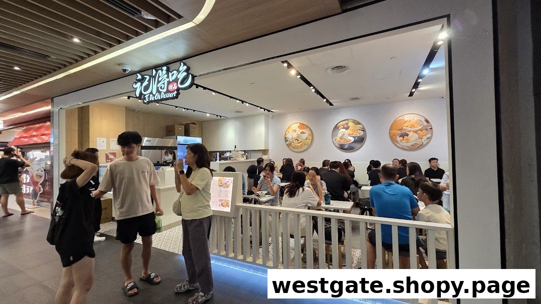 Ji De Chi Dessert shop front with customers enjoying desserts inside and people waiting outside.