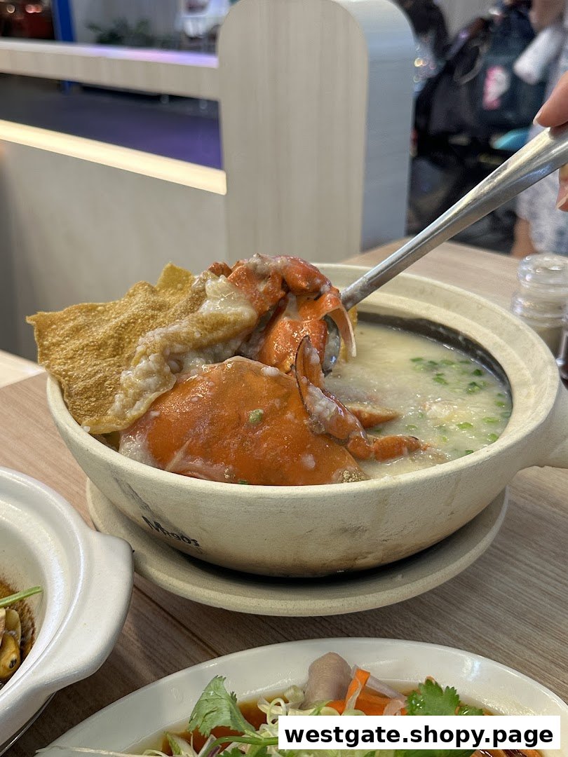 A delicious bowl of crab porridge (congee) served in a traditional clay pot at Mun Zuk.