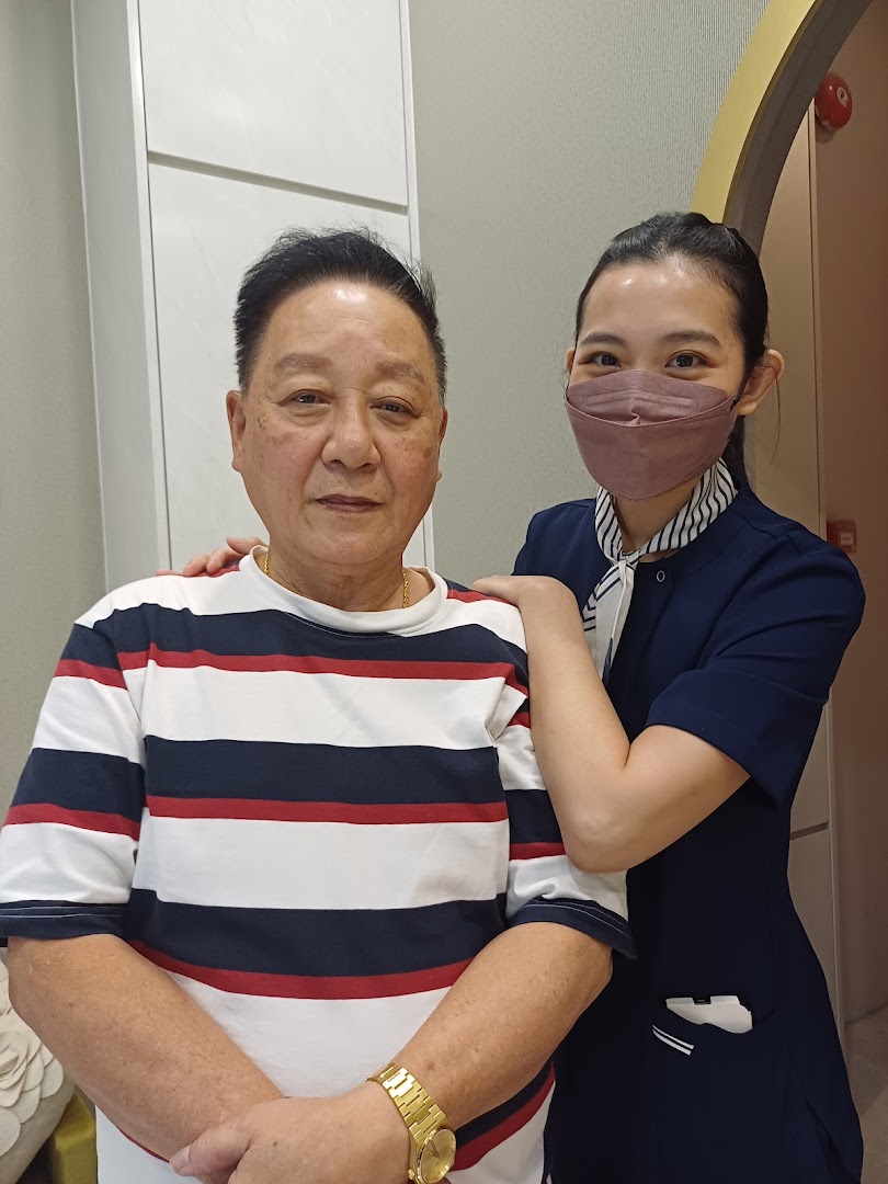 A customer and a staff member smiling, showcasing personalized service at OROGOLD Cosmetics.