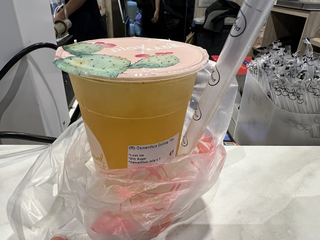 A customized PlayMade Osmanthus Oolong Tea with less ice, no sugar, and osmanthus jelly.
