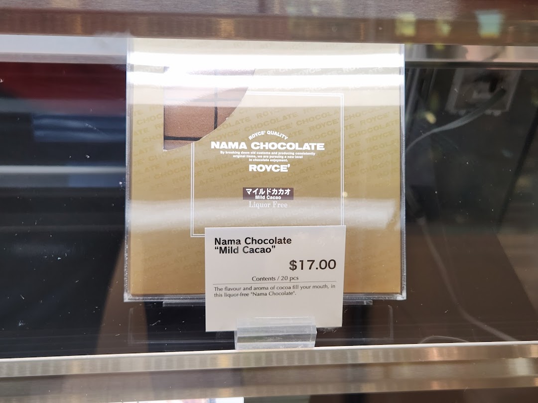 A close-up of Royce Nama Chocolate 'Mild Cacao' with its price tag in a display case.