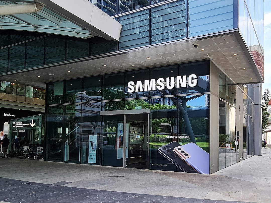 Exterior view of a Samsung Experience Store with large glass windows and product displays.
